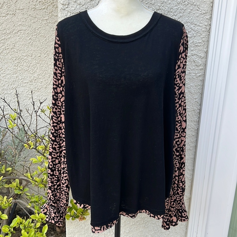 💚Umgee Black Boho Top with Leopard Sleeve Floral Back Women's Size L - Picture 1 of 10